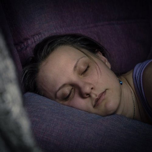 Чому 40-річні жінки мають так багато проблем зі сном — і що з цим робити