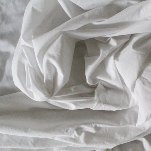Як відбілити простирадла та повернути їм сніжну білизну